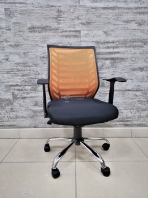 Кресло Barneo K-138 для персонала (черная ткань оранжевая сетка) в Приобье - priobie.ok-mebel.com | фото